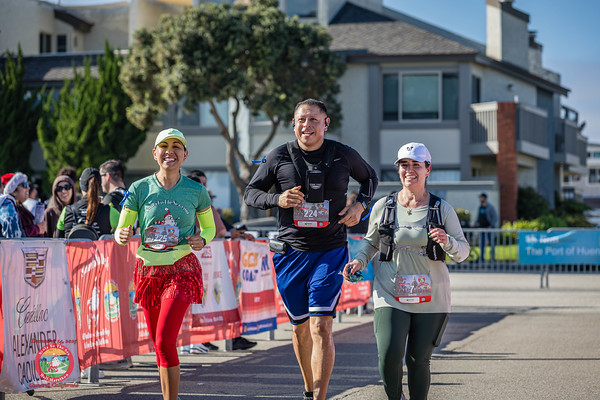 Santa To The Sea 1/2 Marathon, 1/4 Marathon & 5K photo 6